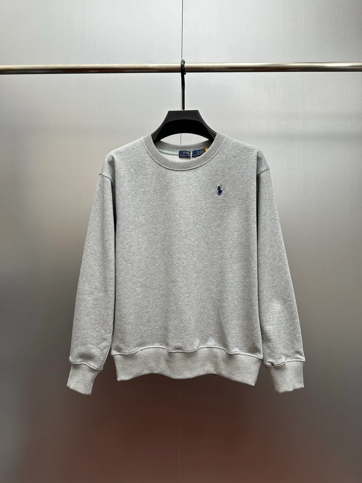 P240 Ralph Lauren/Ralph Lauren classic pony logo jersey long-sleeved sweatshirt. Loose and lazy casual style design. The solid color base is simple and versatile, making it easy to control various styles. ‌The coat fabric is made of 60% cotton➕40% polyester, which not only retains the softness, comfort and breathability of cotton, but also adds the wear resistance and wrinkle resistance of polyester fiber, making the clothes more durable and easy to care for. Even in slightly cooler weather, you won't feel stuffy when wearing it. This kind of fabric has a natural crisp feel and is not easy to pill or deform. The large logo embroidery on the chest is full of color, full of three-dimensionality and lifelike. Designed in the same style for men and women, it is suitable for couples or family wear. It is both practical and beautiful. It is an indispensable and practical item in the wardrobe! Ralph Lauren's age-reducing items add a bit of liveliness and interest to the entire sweatshirt. There is no pressure to dress, regardless of age or gender. Complete accessories!  Color: floral gray Size: S-xL
